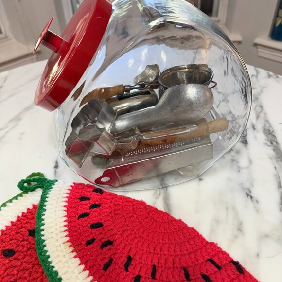 Retro Cookie jar Filled with retro kitchen utensils - Picture 7 of 17